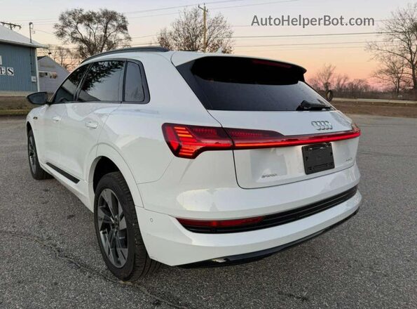 WA1AAAGE8MB010286 2021 AUDI E-TRON White Przód prawy