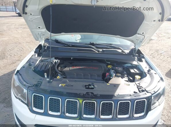 3C4NJCBB6JT286203 2018 JEEP COMPASS White Rear view