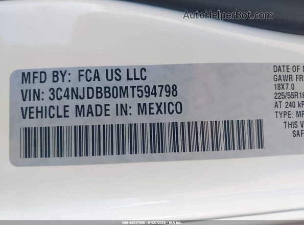 3C4NJDBB0MT594798 2021 JEEP COMPASS White Vista del compartimento del motor