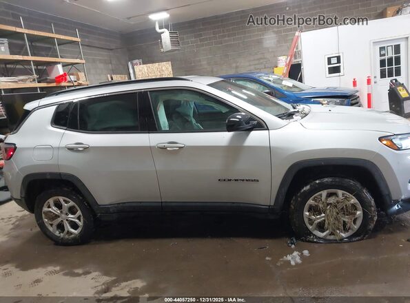 3C4NJDBN8RT113889 2024 JEEP COMPASS Silver Vista interior trasera