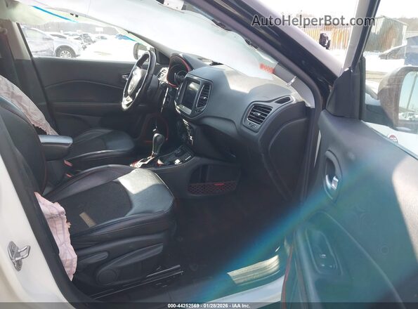 3C4NJDDBXLT195747 2020 JEEP COMPASS White წინა სალონის ხედი