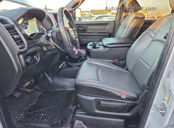 3C6UR5CL7RG218026 2024 RAM 2500 White Front interior view