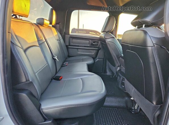 3C6UR5CL7RG218026 2024 RAM 2500 White Rear seats view