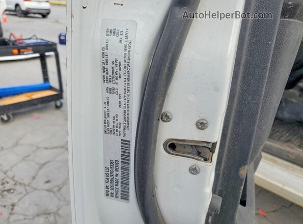3C6UR5HJXRG153387 2024 RAM 2500 White Widok komory silnika