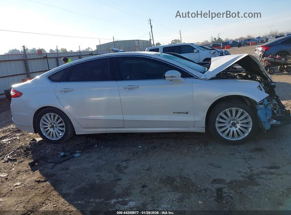 3FA6P0LU9GR203795 2016 FORD FUSION HYBRID Белый Вид задней части салона