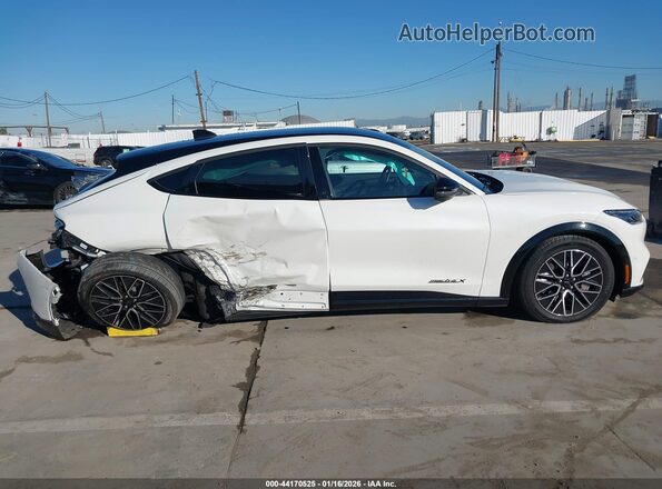 3FMTK3R70RMA47009 2024 FORD MUSTANG MACH-E PREMI White Vista interior trasera