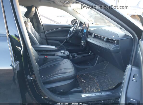 3FMTK3R71NMA14627 2022 FORD MUSTANG MACH-E PREMI Black Front interior view