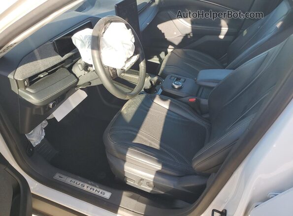 3FMTK3SS9MMA24061 2021 FORD MUSTANG MACH-E PREMI White Front interior view