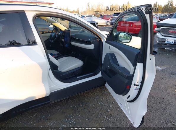 3FMTK3SU5NMA50160 2022 FORD MUSTANG MACH-E PREMI White Widok wnętrza z przodu