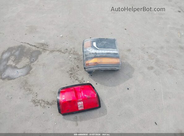 3GCUKREC9JG634830 2018 CHEVROLET SILVERADO Red Սարքավորումների վահանակի տեսք