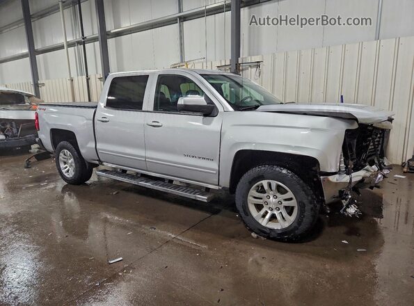 3GCUKREC9JG643592 2018 CHEVROLET SILVERADO Серебряный Передняя правая четверть