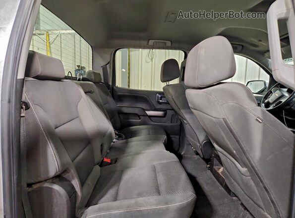 3GCUKREC9JG643592 2018 CHEVROLET SILVERADO Серебряный Вид задних сидений