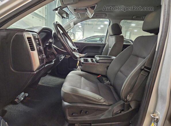 3GCUKREC9JG643592 2018 CHEVROLET SILVERADO Серебряный Вид салона спереди