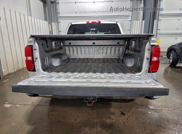 3GCUKREC9JG643592 2018 CHEVROLET SILVERADO Серебряный Вид сзади