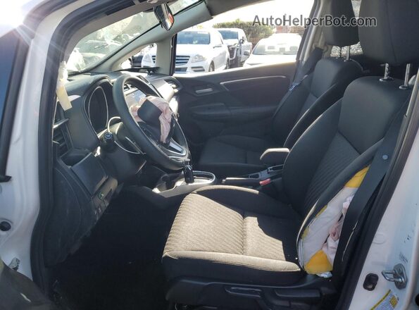 3HGGK5H81JM713098 2018 HONDA FIT Белый Вид салона спереди