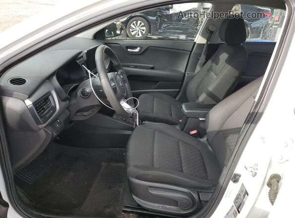 3KPA24AD0ME366562 2021 KIA RIO White Вид салону спереду