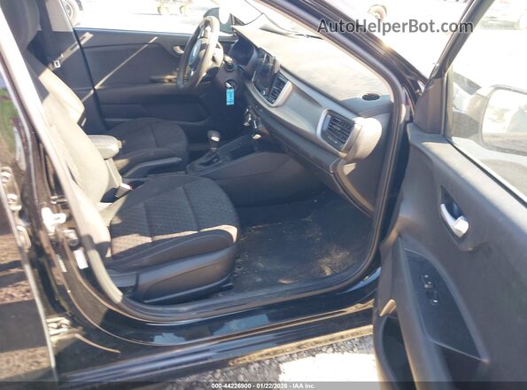 3KPA24AD1ME397402 2021 KIA RIO Черный Вид салона спереди