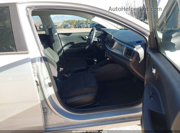 3KPA24AD6PE610672 2023 KIA RIO Silver წინა სალონის ხედი