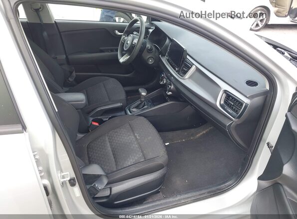 3KPA25AD8ME433267 2021 KIA RIO 5-DOOR Silver Widok wnętrza z przodu