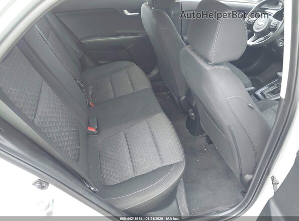 3KPA25AD8ME433267 2021 KIA RIO 5-DOOR Silver Widok naklejki z numerem VIN
