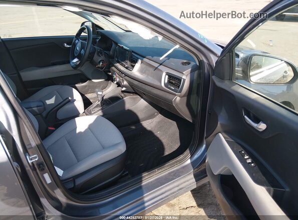 3KPA25AD9LE328901 2020 KIA RIO 5-DOOR Gray Вид салону спереду