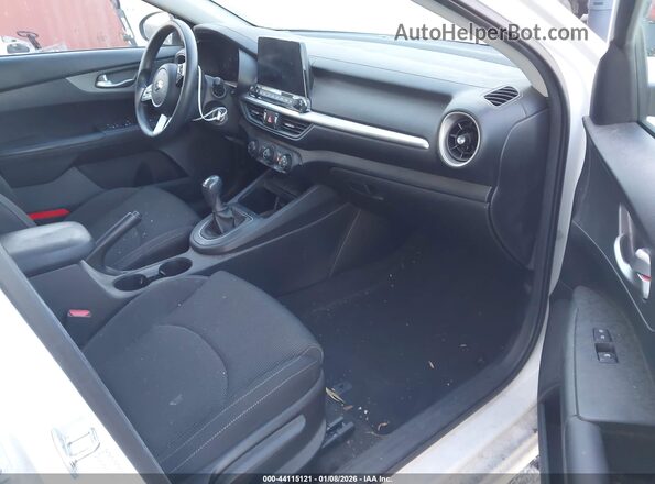 3KPF24AD1ME369301 2021 KIA FORTE White Widok wnętrza z przodu