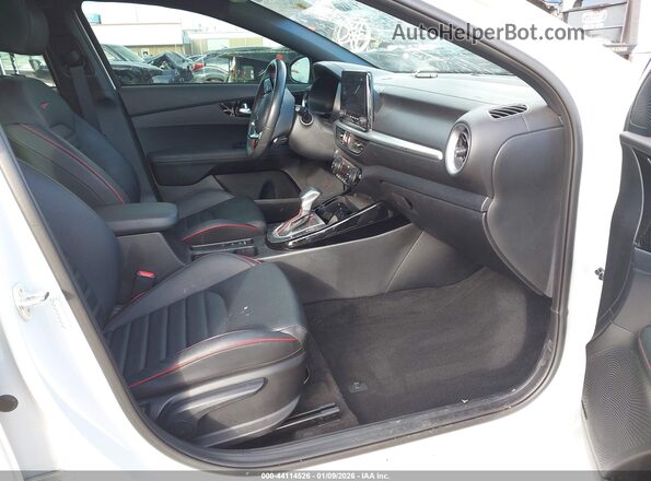 3KPF44AC7RE693636 2024 KIA FORTE White Вид салону спереду