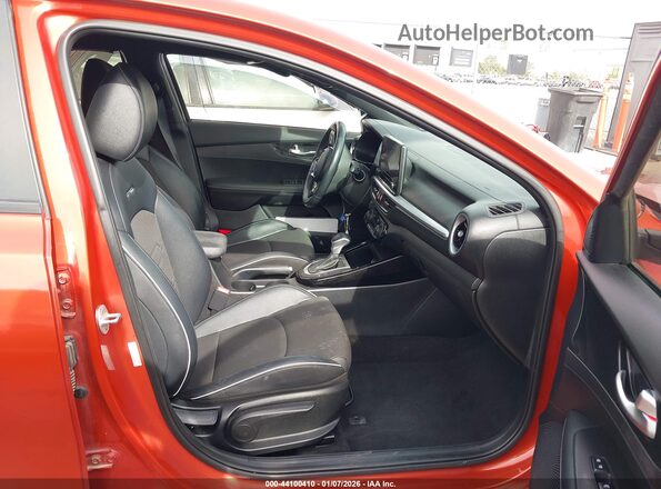 3KPF54AD2NE486328 2022 KIA FORTE Orange Вид салону спереду