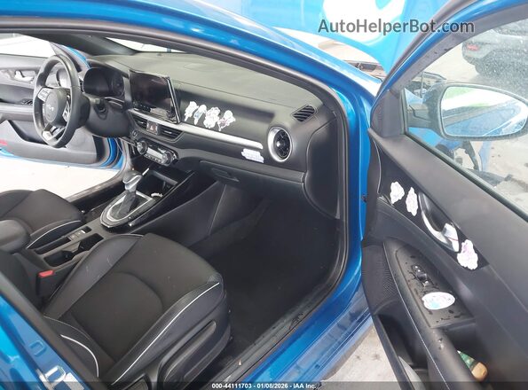 3KPF54AD5PE652425 2023 KIA FORTE Blue Вид салону спереду
