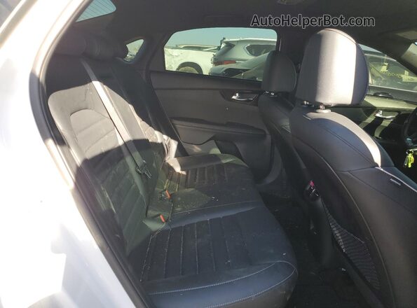 3KPF54AD8NE426845 2022 KIA FORTE White უკანა სავარძლების ხედი