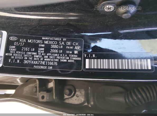 3KPFK4A77HE116676 2017 KIA FORTE Black Vista del compartimento del motor