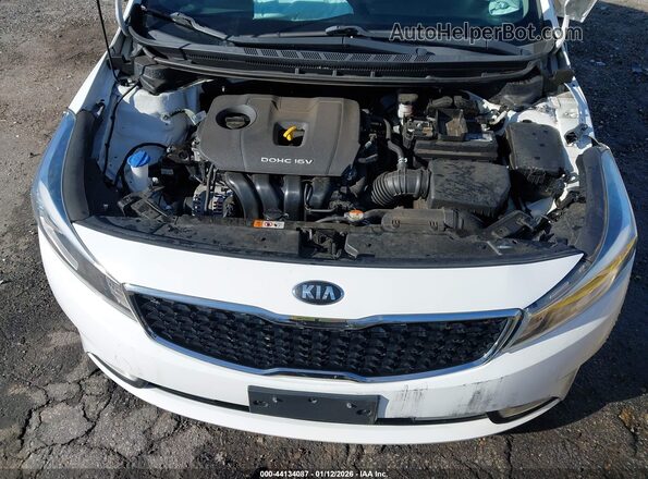 3KPFL4A76JE243812 2018 KIA FORTE White Вид ззаду