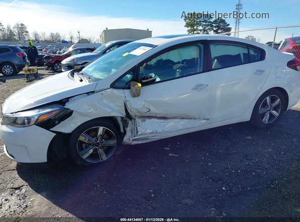 3KPFL4A76JE243812 2018 KIA FORTE White Вид спереду