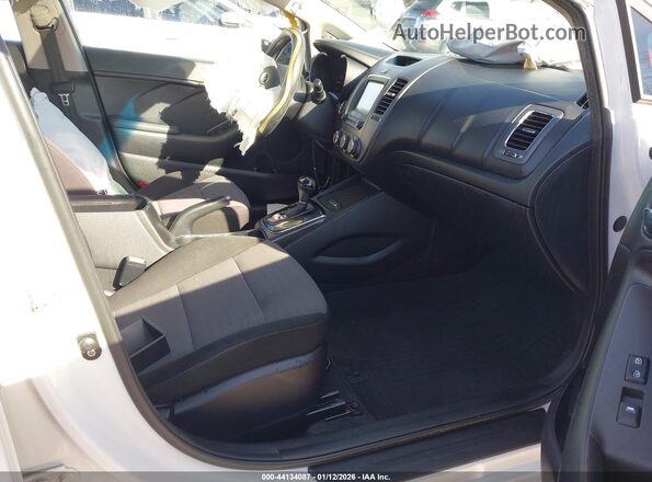 3KPFL4A76JE243812 2018 KIA FORTE White Вид салону спереду