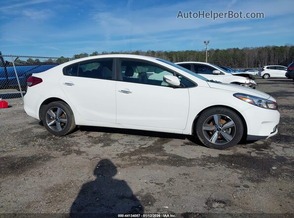 3KPFL4A76JE243812 2018 KIA FORTE White Вид задньої частини салону
