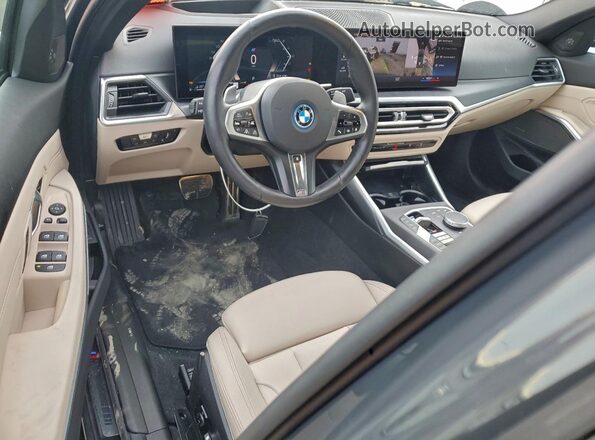 3MW39FS09R8E37319 2024 BMW 3 SERIES Gray Vista del salpicadero