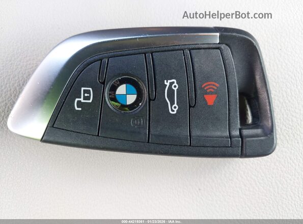 3MW43CM0XP8C98462 2023 BMW M2 Purple Vista del salpicadero