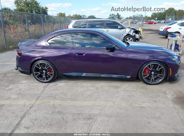 3MW43CM0XP8C98462 2023 BMW M2 Purple Vista interior trasera