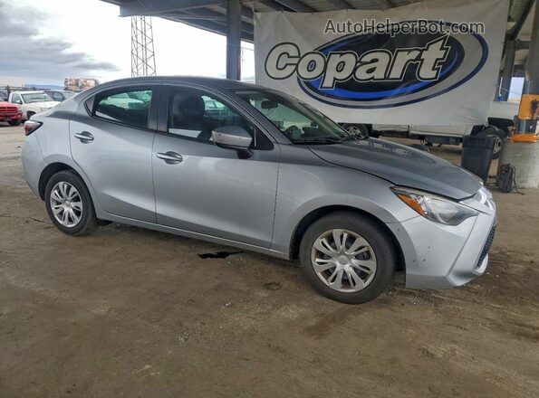 3MYDLBYV1LY707074 2020 TOYOTA YARIS Silver Передня права чверть