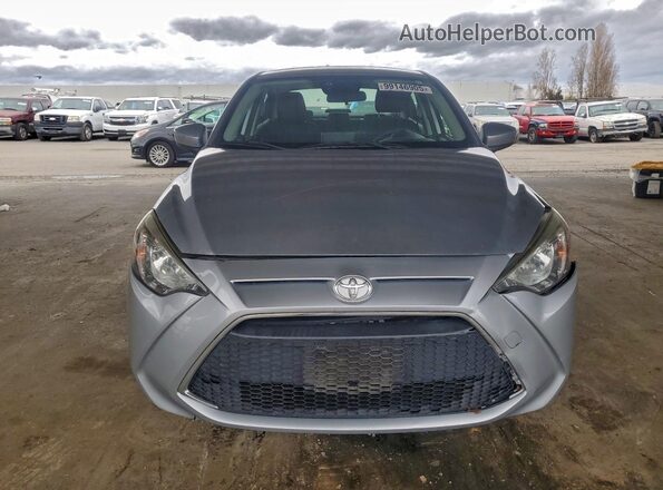 3MYDLBYV1LY707074 2020 TOYOTA YARIS Silver Вид спереду