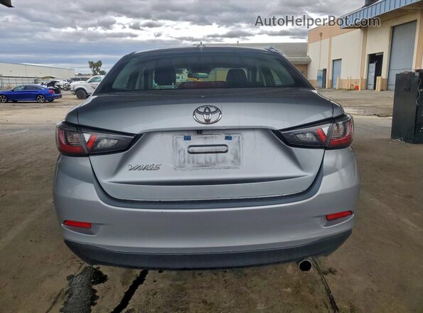 3MYDLBYV1LY707074 2020 TOYOTA YARIS Silver Вид ззаду