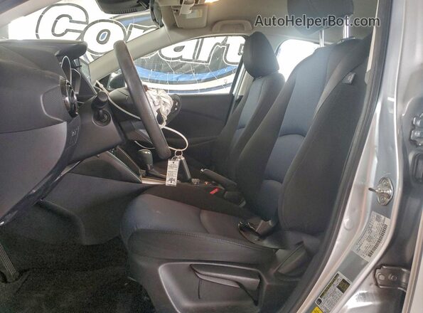 3MYDLBYV1LY707074 2020 TOYOTA YARIS Silver Вид салону спереду