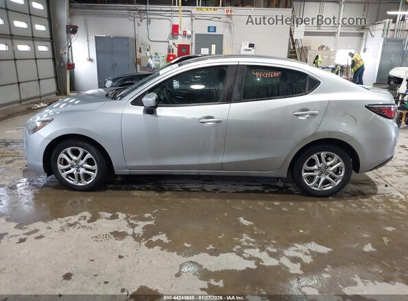 3MYDLBYV4JY331354 2018 TOYOTA YARIS IA Silver 