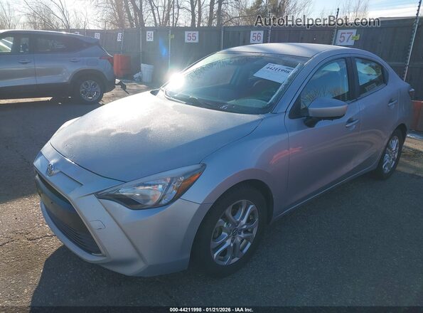 3MYDLBYV6HY173027 2017 TOYOTA YARIS IA Gray Przód lewy