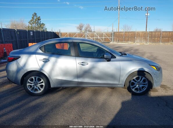 3MYDLBYV6HY173027 2017 TOYOTA YARIS IA Gray Widok wnętrza z tyłu