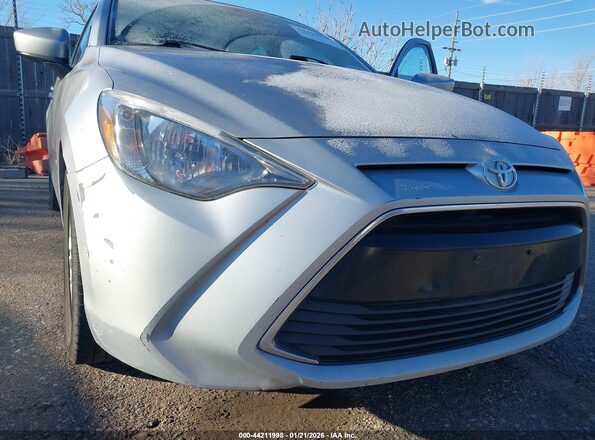 3MYDLBYV6HY173027 2017 TOYOTA YARIS IA Gray Widok z przodu