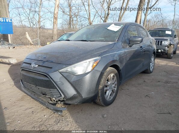 3MYDLBYV7JY302950 2018 TOYOTA YARIS IA Серый Вид спереди