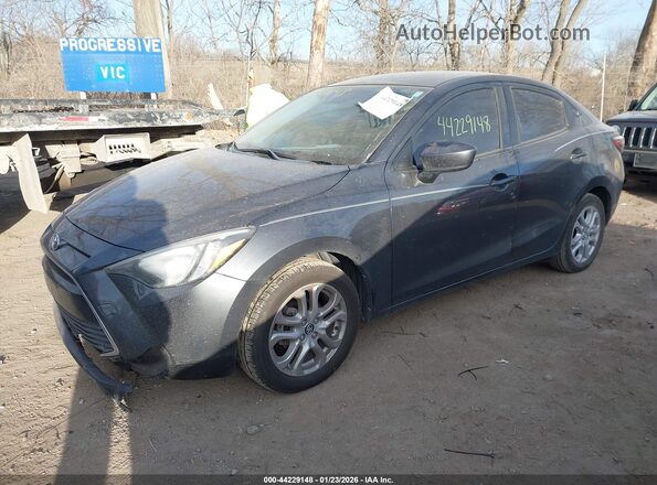3MYDLBYV7JY302950 2018 TOYOTA YARIS IA Серый Передняя левая четверть