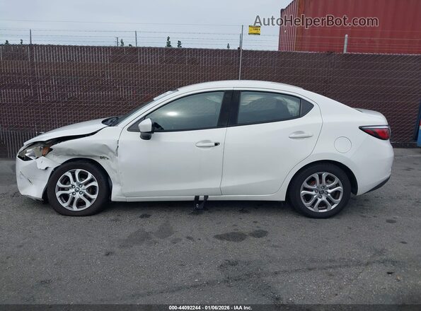 3MYDLBYV9JY307728 2018 TOYOTA YARIS IA White 