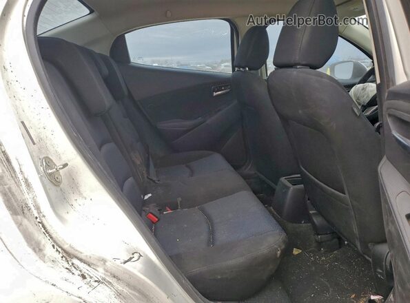 3MYDLBYVXHY165027 2017 TOYOTA YARIS White Widok tylnych siedzeń